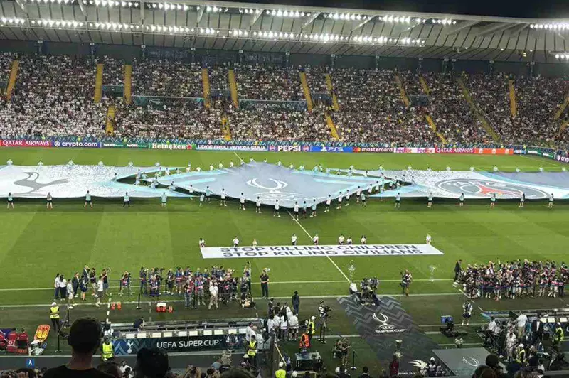 أطفال غزة يتسلمون ميداليات السوبر الأوروبي: شهداء الأمس أبطال اليوم