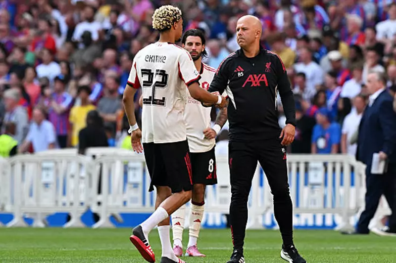 إيزاك وإيكيتيكي: صراع النجوم في سماء ليفربول