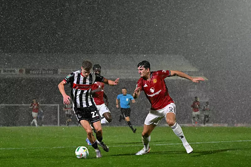 مانشستر يونايتد يُقصى من كأس كاراباو بعد معركة ركلات ترجيح مثيرة