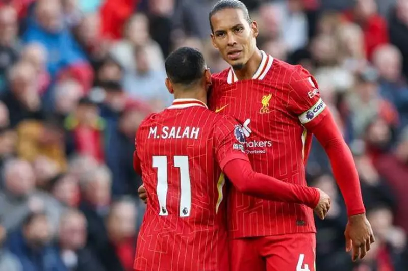 فان دايك يهاجم أسطورة إنجلترا بعد انتقاد صلاح